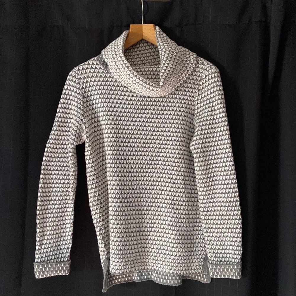 Women’s Fat Face cowl neck sweater. Color is gray/white US size 4.